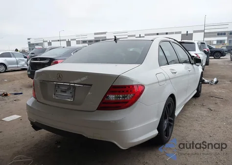 2013 Mercedes-Benz C 250 Sport z USA, uszkodzony, nr VIN WDDGF4HB6DA794986